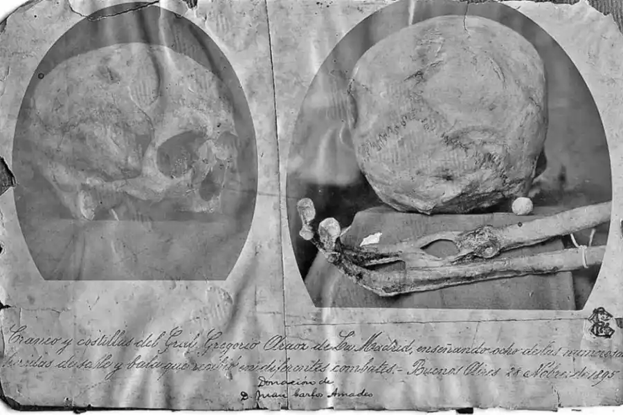 LOS HUESOS. Los restos de La Madrid, exhumados en 1895, testimonian los tiros y sablazos que recibió