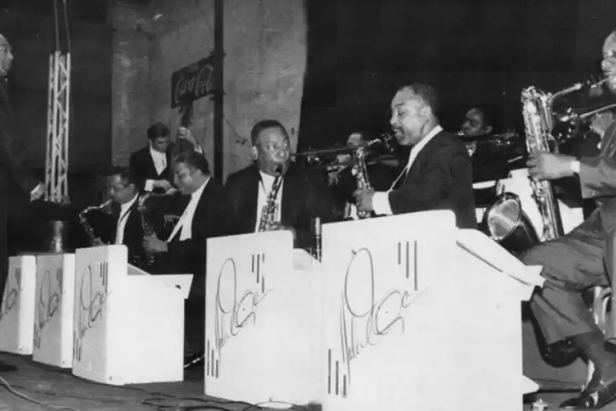 EN ACCIÓN. La banda de Duke Ellington en el escenario de Estudiantes, el 7 de septiembre de 1968. Junto con él, desde la izquierda, los saxofonistas Paul Gonsalves, Harold Ashbey, Johnny Hodges, Russell Procope y Harry Carney.- 