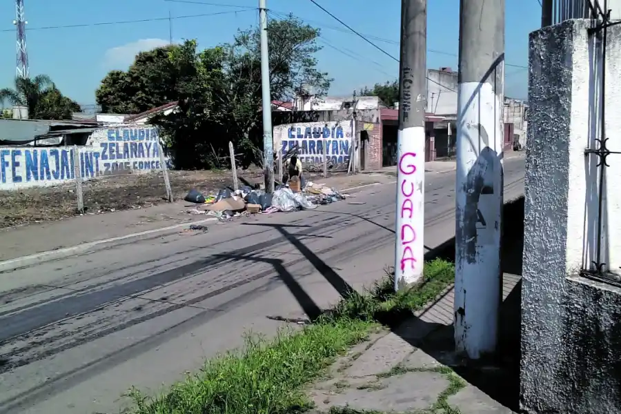 Suciedad acumulada en una rejilla pluvial de avenida Benjamín Aráoz al 1.300