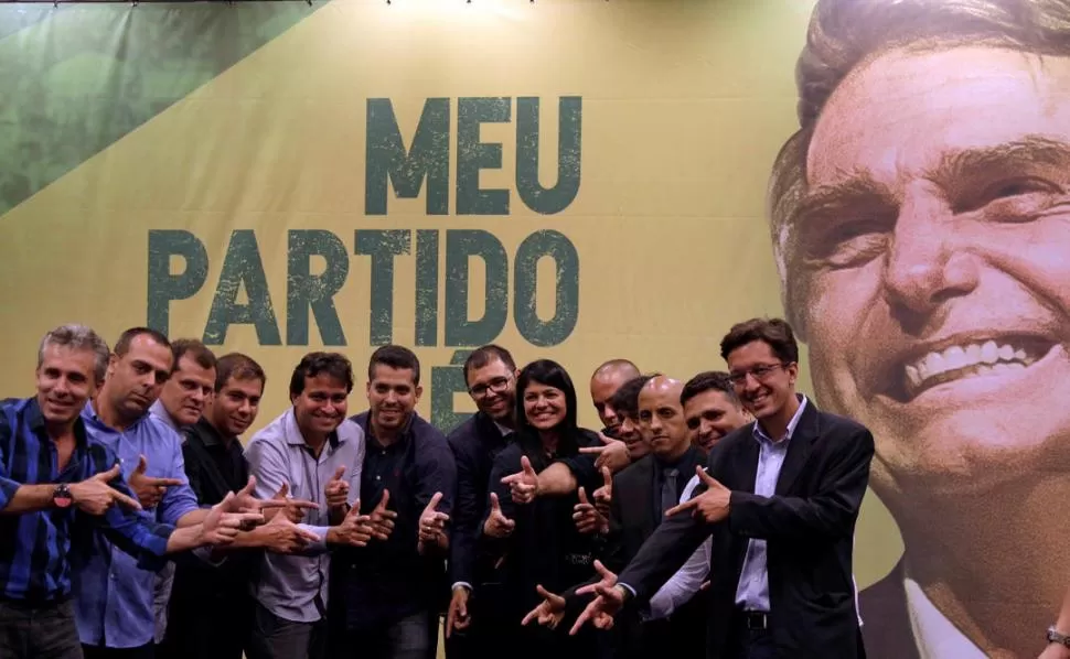 EL VIOLENTO SÍMBOLO DE LOS FAVORITOS. Los seguidores de Bolsonaro se identifican con un gesto especial: acomodan la mano como si fuera un arma. Reuters