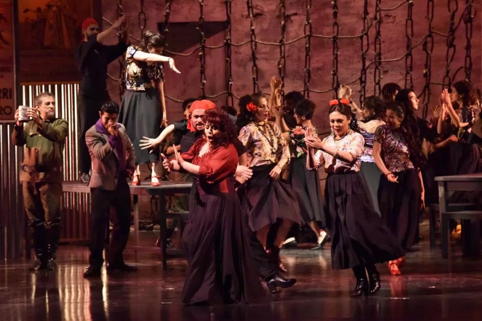 LA ÓPERA SIEMPRE CONVOCA. Cantantes, actores y bailarines en una escena vibrante de “Carmen”, la obra que abrió el Septiembre Musical. LA GACETA / FOTO DE INÉS QUINTEROS ORIO (ARCHIVO).-