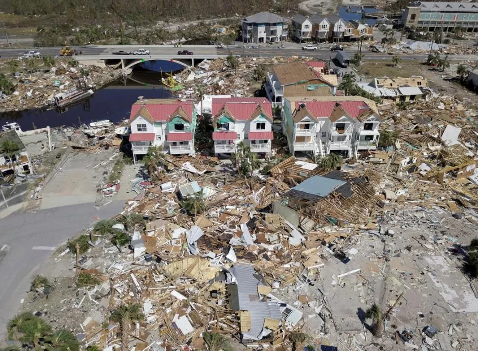 DESTROZOS. Una de las zonas residenciales de México Beach, en Florida, se encuentra en ruinas luego del paso de los impiadosos vientos huracanados.  
