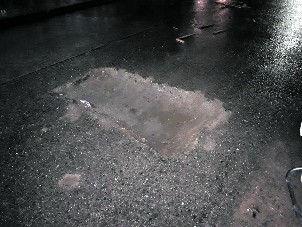 Suciedad acumulada en una rejilla pluvial de avenida Benjamín Aráoz al 1.300