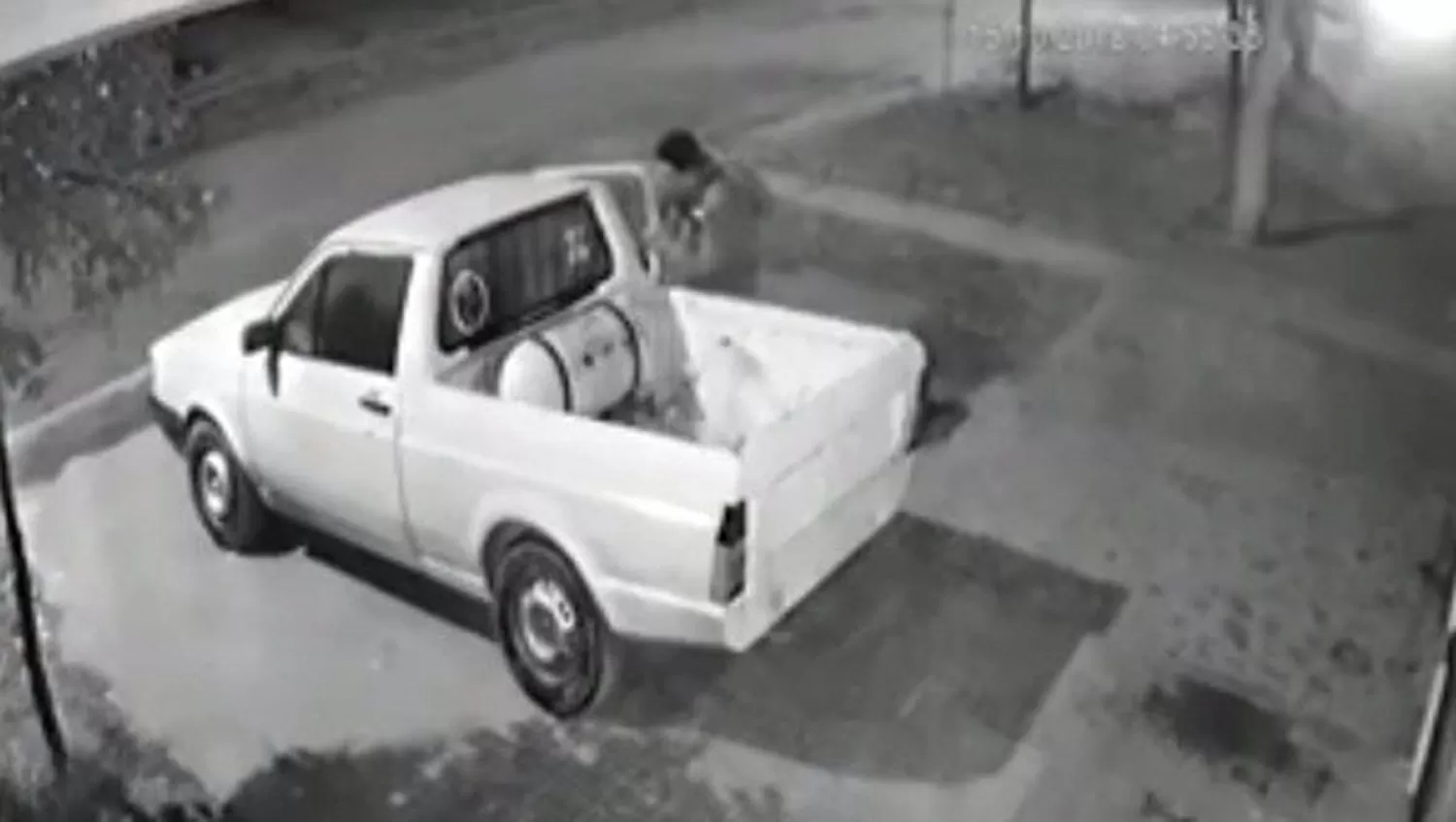 Video: un hombre se llevó una camioneta de una panadería, en Alberdi
