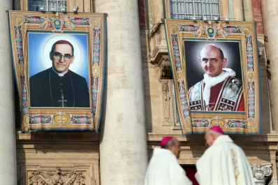 Francisco pidió “imitar” a Pablo VI y al obispo Romero
