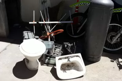 Robaron un inodoro, los descubrieron y terminaron aprehendidos