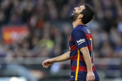 Por acoso sexual, amenazas y portación de armas, piden 12 años de prisión a un ex jugador de Barcelona