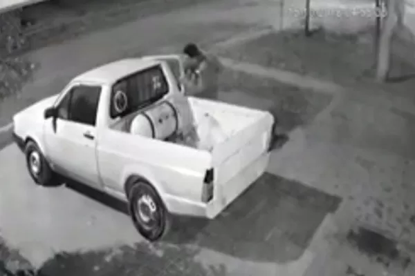 Video: un hombre se llevó una camioneta de una panadería, en Alberdi