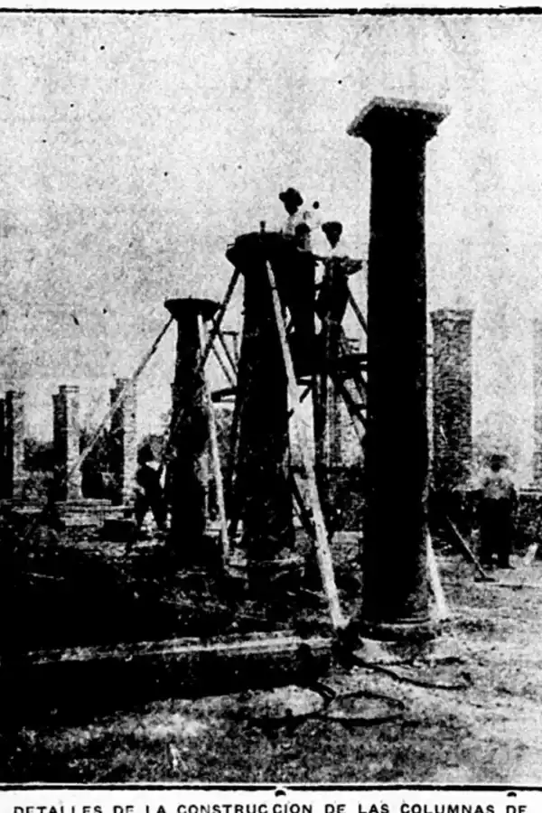 COLUMNAS. Obreros trabajan sobre una de las estructuras que eran parte de la pérgola.
