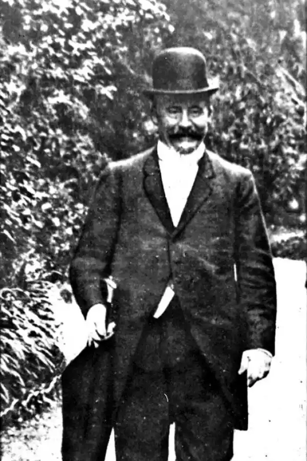 EN EL PARQUE. Ya por entonces, 1928, los bares del paseo atraían la clientela ofreciendo sus bebidas al público junto a otros servicios.