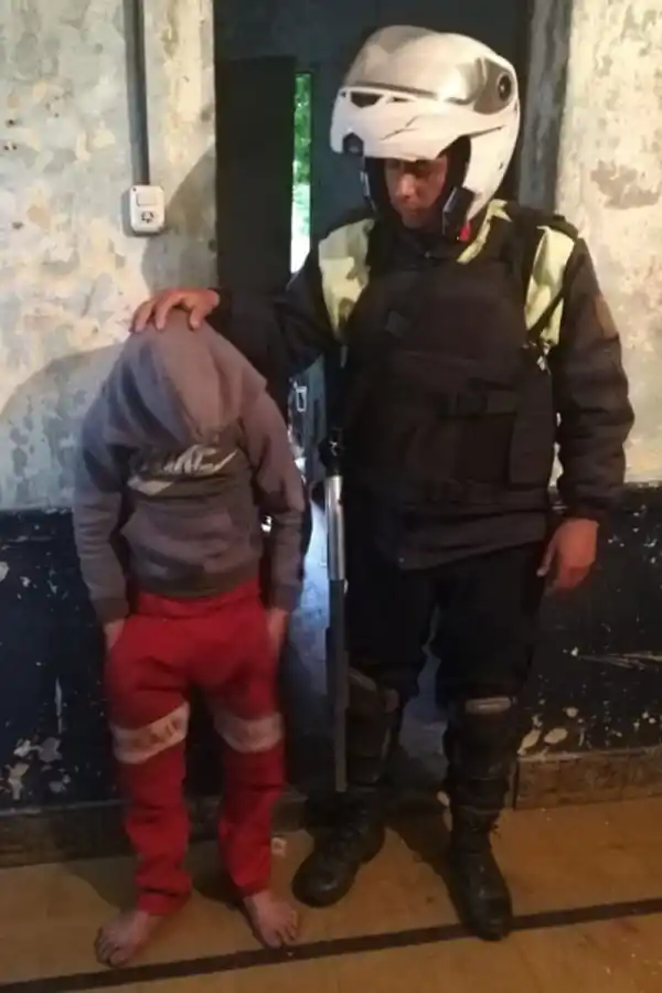 Un niño de 12 años entró a robar a una casa y lo atraparon