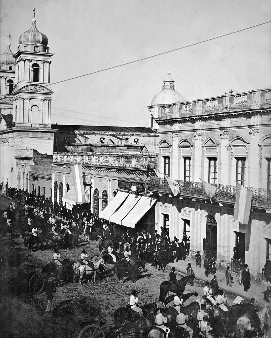 EL CLUB DEL PROGRESO. Funcionaba en 24 de Septiembre al 400, en la casa de altos que fue de Manuel Paz y que aparece al extremo derecho de esta foto de 1899. 