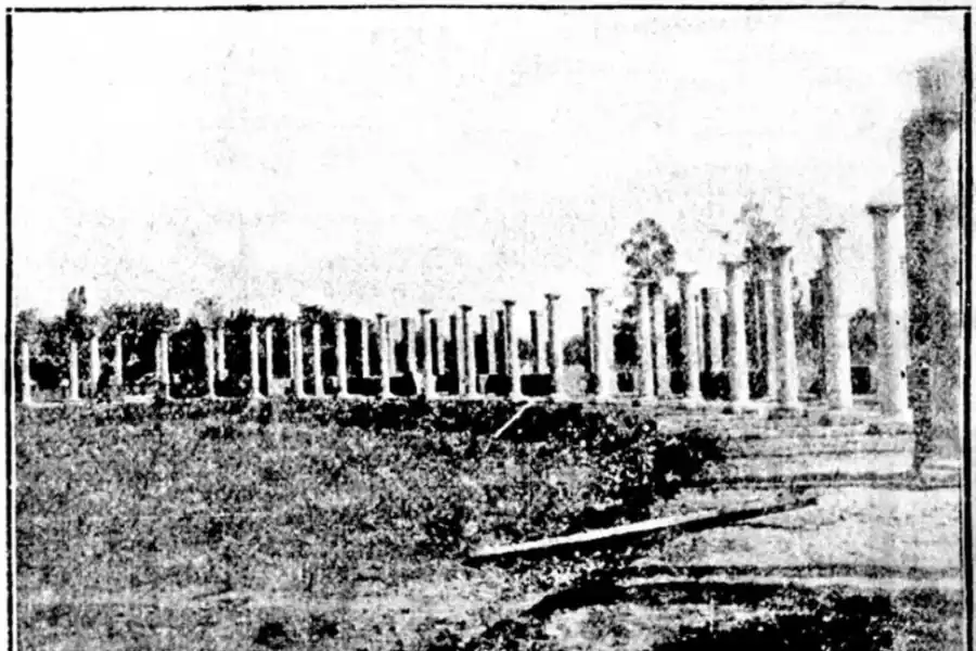 DISEÑADOR. Carlos Thays dejó su marca en el bello paseo del Centenario. Abajo se puede ver el plano con la disposición del parque. 