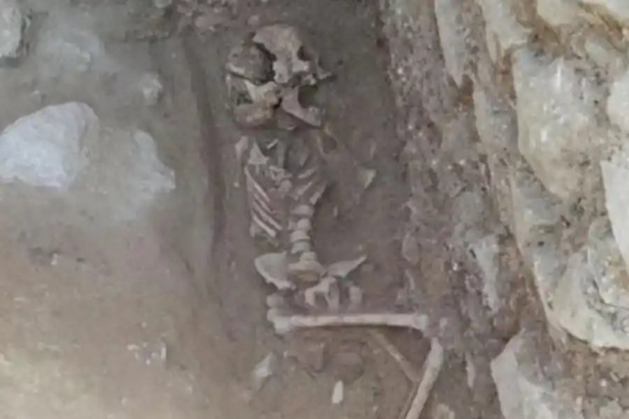 Conmoción: hallaron la tumba de un “niño vampiro”