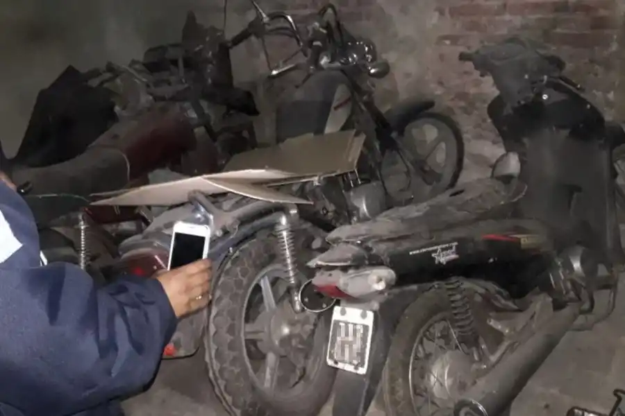 Allanaron una casa y se encontraron con un desarmadero de motos que serían robadas