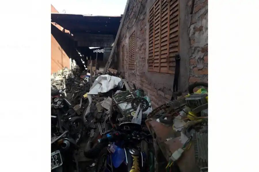 Allanaron una casa y se encontraron con un desarmadero de motos que serían robadas