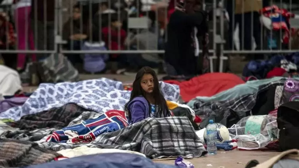 CRUELDAD. Al ingresar, los niños inmigrantes son separados de sus padres. Newsweek