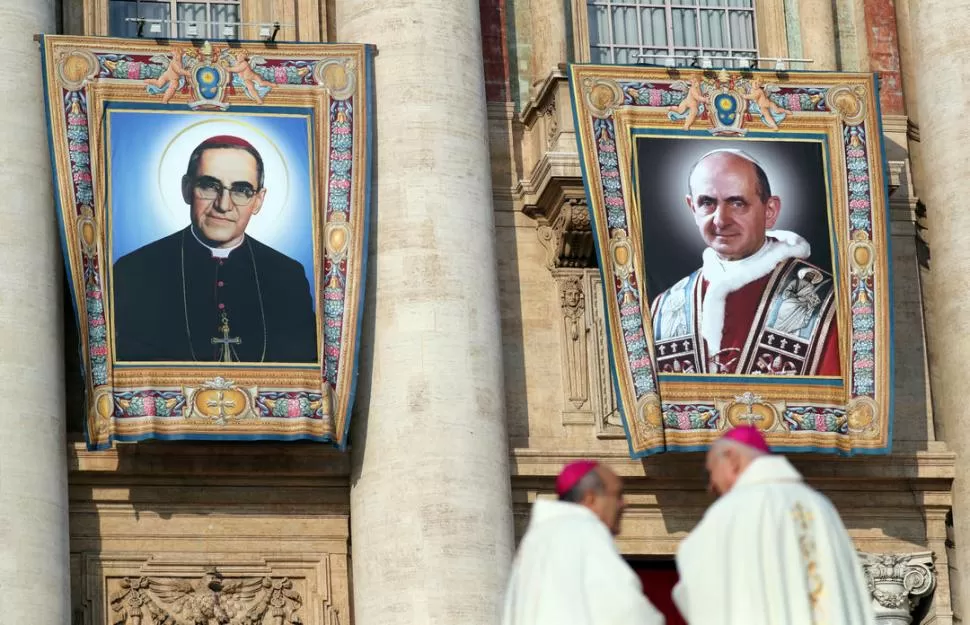 NUEVOS SANTOS. Francisco canonizó al obispo mártir salvadoreño, Oscar Romero y al papa Pablo VI. REUTERS