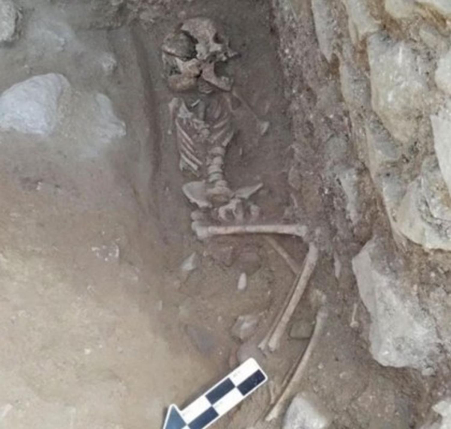 Conmoción: hallaron la tumba de un “niño vampiro”