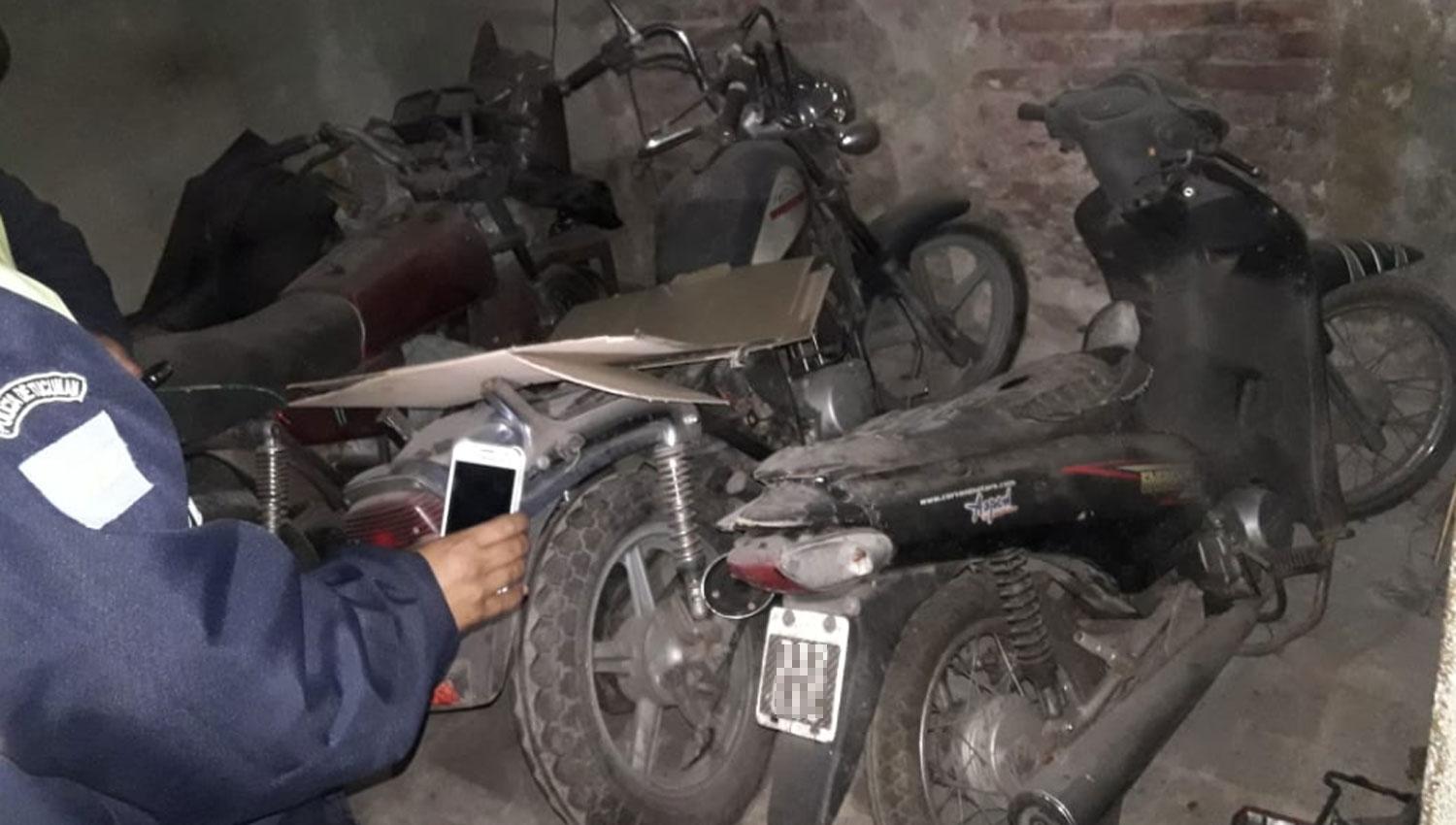 Allanaron una casa y se encontraron con un desarmadero de motos que serían robadas