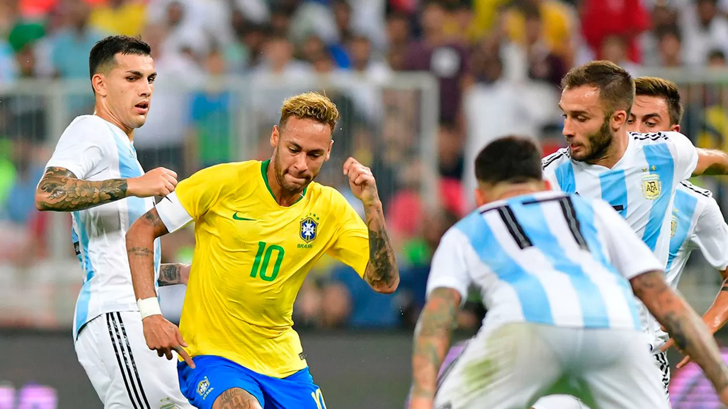 EN ARABIA. Argentina y Brasil se enfrentan en un nuevo clásico sudamericano.