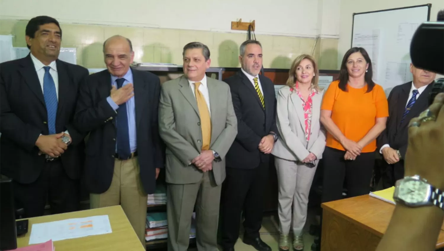 El ministro Jiménez, junto al titular de la Corte, Daniel Posse, y funcionarios judiciales.