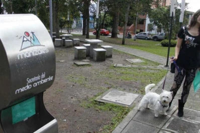 Pondrán en la calle dispensers de bolsitas para levantar la suciedad de tu perro
