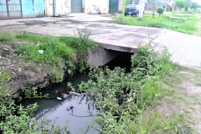 Se vienen las grandes lluvias y una acequia carece de limpieza