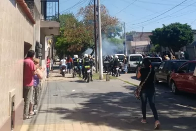 Bombas, fuegos artificiales y fuerte presencia policial en un acompañamiento fúnebre