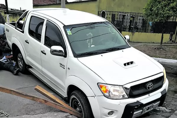 La camioneta se incrustó en un hoyo, donde debía estar una tapa cloacal