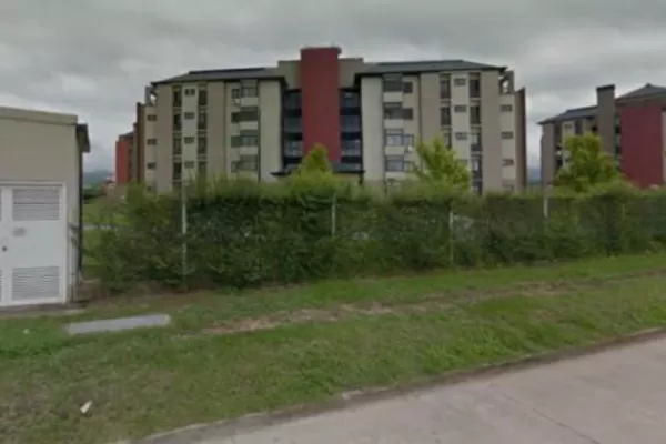 El joven que cayó al vacío se recupera rodeado por sus familiares