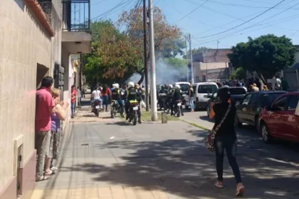 Bombas, fuegos artificiales y fuerte presencia policial en un acompañamiento fúnebre