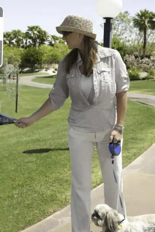 A MANO. Dispensers similares a este serán colocados en los paseos públicos, para los que se olvidaron de llevar su bolsa.-  