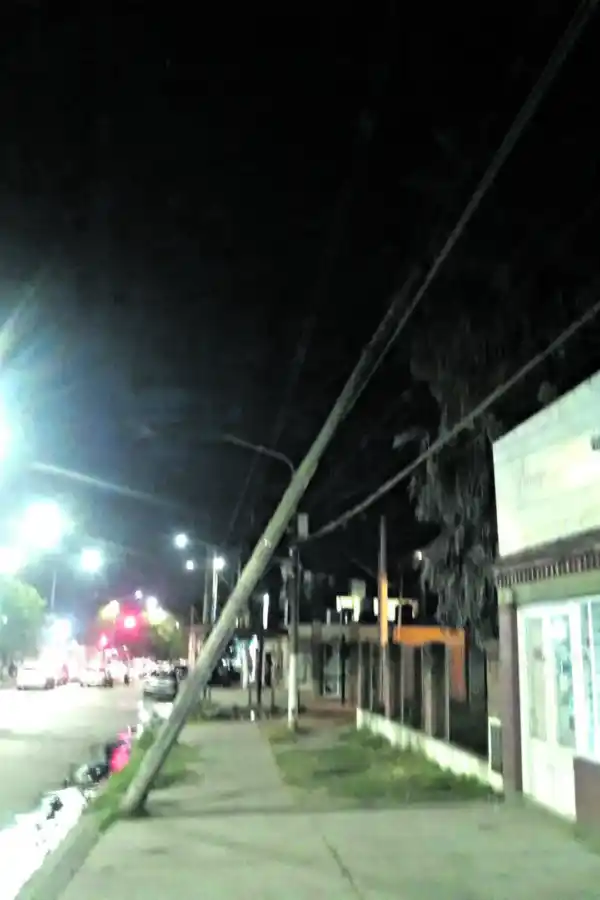 La camioneta se incrustó en un hoyo, donde debía estar una tapa cloacal