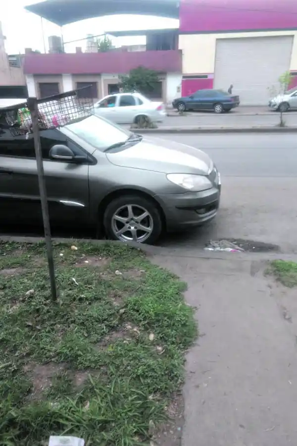 La camioneta se incrustó en un hoyo, donde debía estar una tapa cloacal