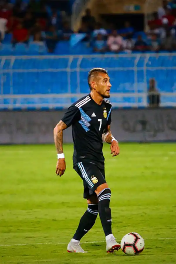 LOS OJOS AL FRENTE, LA PELOTA AL PISO. Pereyra volvió con todo a la Selección. El jueves marcó el segundo tanto en la goleada 4-0 contra el combinado de Irak. El tucumano está  viviendo un gran presente con Watford, en la Premier League (Inglaterra).  