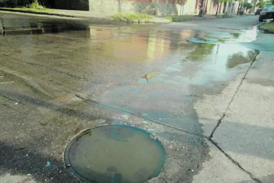 La camioneta se incrustó en un hoyo, donde debía estar una tapa cloacal