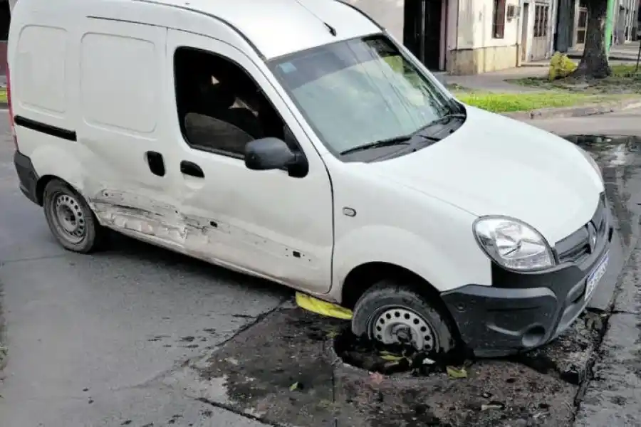 La camioneta se incrustó en un hoyo, donde debía estar una tapa cloacal