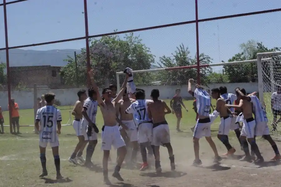 Los chicos de Atlético festejaron en el torneo Santito