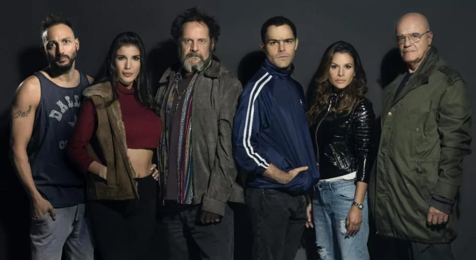 ELENCO ESTELAR. De izquierda a derecha, Ariel Staltari, Andrea Rincón, Luis Luque, Peter Lanzani, Julieta Ortega y Juan Leyrado, quienes componen los personajes principales de la serie.  