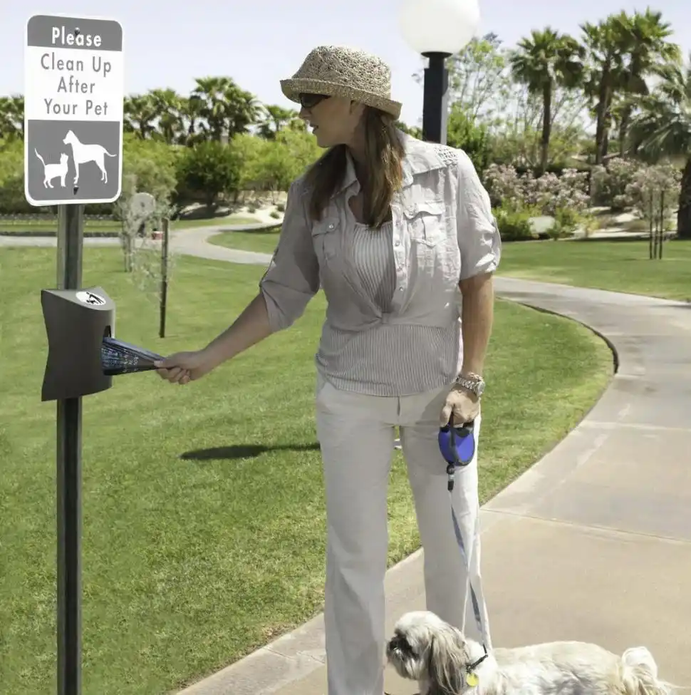 A MANO. Dispensers similares a este serán colocados en los paseos públicos, para los que se olvidaron de llevar su bolsa.-  