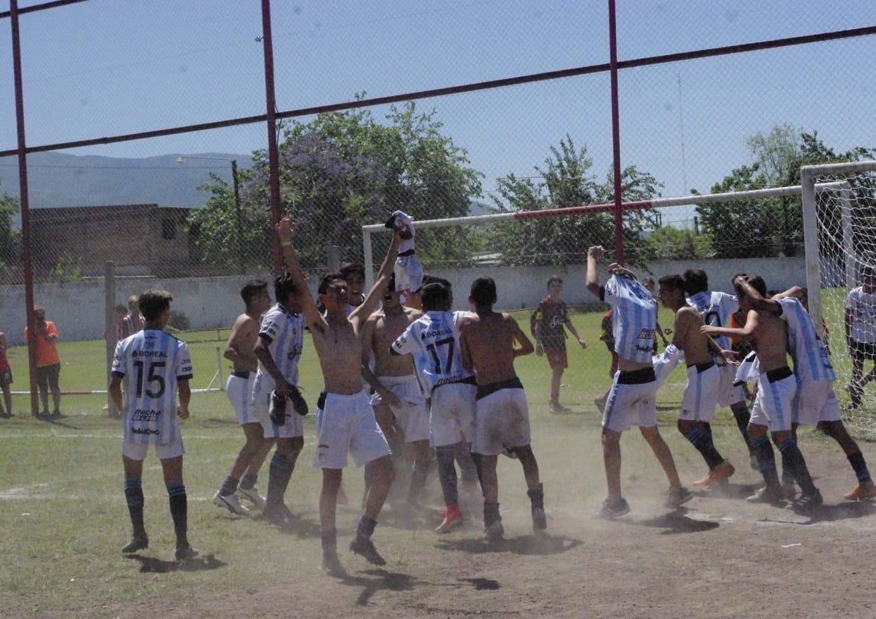 Los chicos de Atlético festejaron en el torneo Santito
