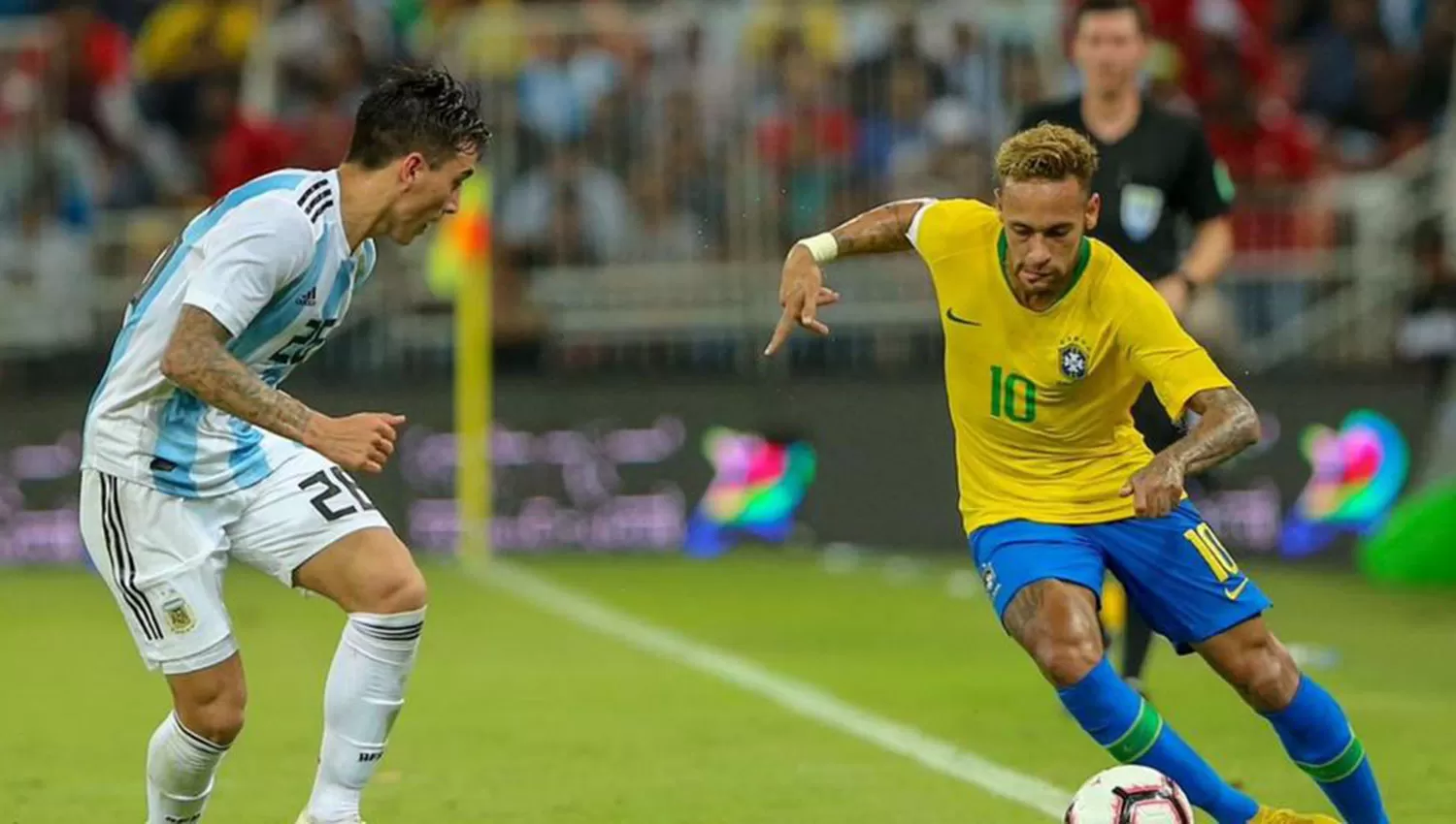 Saravia no se achicó ante las gambetas de Neymar.