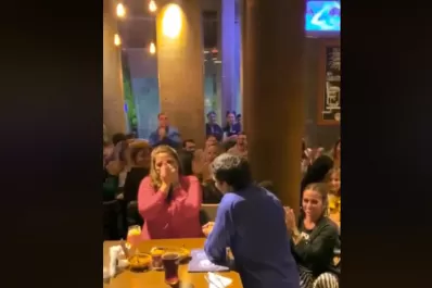 Un joven le propuso matrimonio a su novia en una cervecería de Yerba Buena