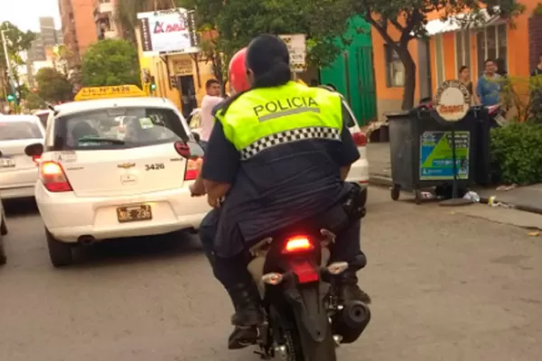 Una policía en moto, sin casco ni patente