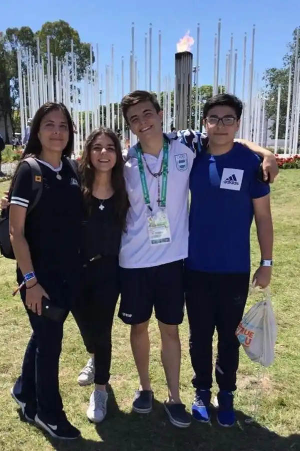 APOYO. Salsench (de blanco) con sus familiares, en la Villa. GENTILEZA JUAN SALSENCH (P)