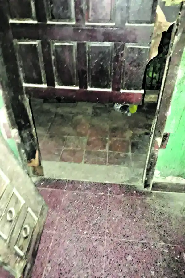 PUERTA ROTA. Marta Gramajo (izquierda) y Nancy Ferreira describieron los sucesivos robos en la vivienda. 