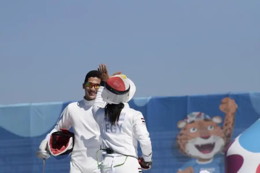 FESTEJO. Serrano y su compañera celebran en esgrima. telam