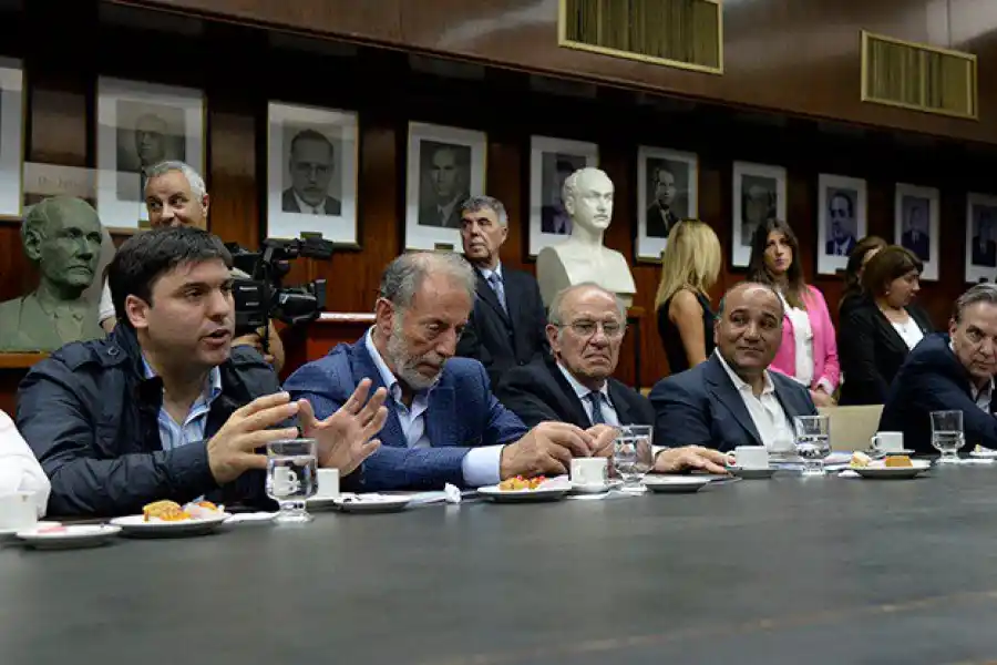 Empanadas y tamales, el menú regional en la cumbre peronista