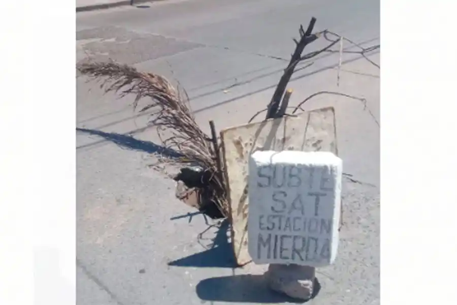 Hartos de que nadie tape el pozo, colocaron un cartel con una irónica leyenda